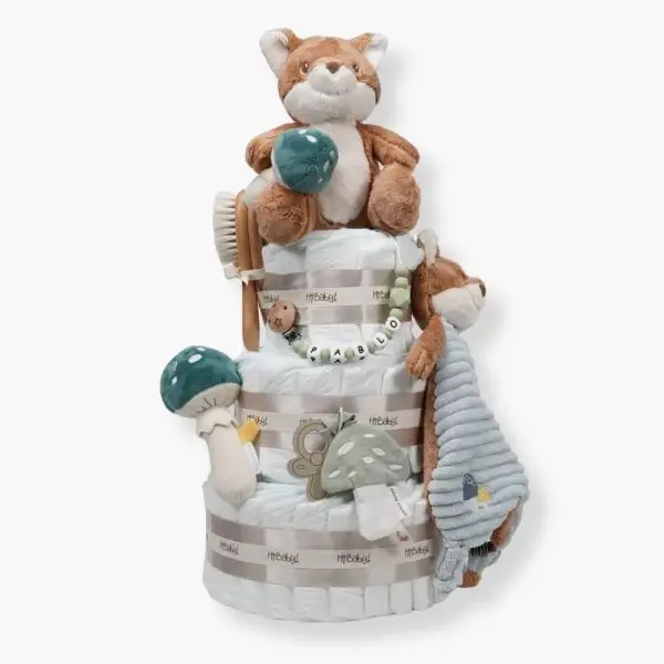 Tarta de pañales 3 pisos Baby Fox compuesto por 52 unidades marca Dodot sensitive, peluche principal zorro forest friends de Little Dutch. Este adorable zorrito de la colección Forest Friends adora los abrazos y el juego. Con su pelaje suave y esponjoso, es perfecto para acurrucarse. En su pata lleva una preciada seta que llevar a donde quiera que vaya. Embárcate en emocionantes viajes juntos a través del bosque mágico, rodeado de árboles y otros amigos del bosque. Al final de cada día, el zorro te envolverá en un acogedor abrazo con su larga cola, asegurándote de que te quedes dormido en paz. Edad recomendada 0+ Medidas 15 x 10 x 20 cm Sujeta chupetes de silicona Momma personalizado con el nombre del bebé. Cepillo y peine para bebé de madera 100% natural personalizado con el nombre del bebé. Chupetero muselina Seta producida en tejido muselina arrugada prelavada para mayor suavidad y absorción de humedad, con cinta para fijar el chupete. Sonajero seta forest friends de Little Dutch, agita esta seta aventurera! Escucharás un sonido agradable cada vez que juegues con él. El sonajero estimula la coordinación mano-ojo, está hecho de materiales maravillosamente suaves y puede ser fácilmente agarrado por las manos de los niños pequeños. Doudou zorro forest friends. Descripción ¡Un abrazo para consolarte! Este compañero de abrazos está listo para acurrucarse y consolarte donde y cuando lo necesites. El simpático zorro te calmará con su suavidad mágica, ofreciéndote un abrazo reconfortante siempre que necesites un amigo a tu lado. La tela suave de su cuerpo presenta detalles encantadores que incluyen etiquetas divertidas, un bordado de Forest Friends y dos nudos para que las pequeñas manos los agarren y sujeten. Con el práctico lazo, es fácil colocar un chupete para mantenerlo cerca. Edad recomendada 0+ Medidas 23 x 8 x 31 cm