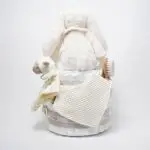 Tarta de pañales de dos pisos compuesta por 44 unidades marca Dodot sensitive, peluche principal conejito con bandana personalizada , mordedor orejitas de piqué waffle, algodón y madera personalizado, sujeta chupetes de silicona personalizado, cepillo y peine para bebé de madera 100% natural personalizados, bandana de piqué waffle y algodón, mordedor de silicona y madera, dou dou animalito. Dimensiones altura 45cm x 26cm ancho.