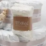 Tarta de pañales de dos pisos compuesta por 44 unidades marca Dodot Sensitive T2, peluche principal conejito personalizado, conjunto cepillo y peine bebé de madera personalizado, sujeta chupetes de silicona personalizado y juego calcetines bebé. Dimensiones altura 45cm x 26cm ancho. Color Beige/Toffe