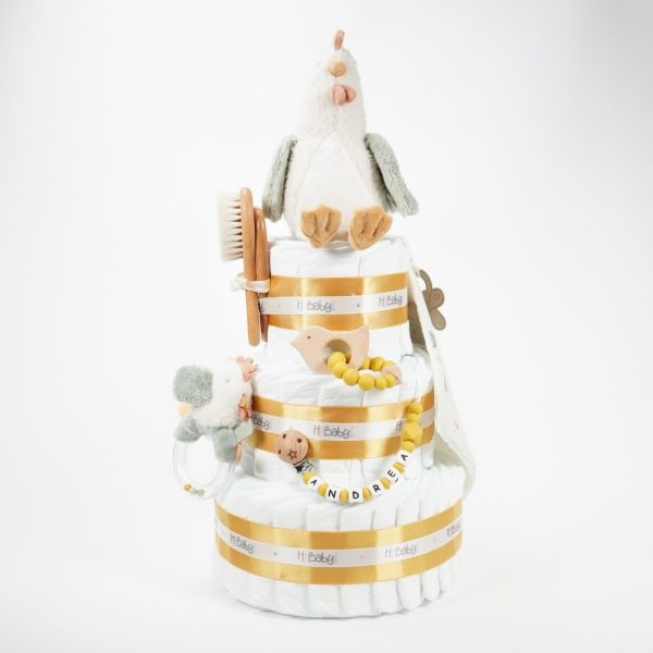Tarta de pañales 3 pisos COCO compuesta por 52 unidades marca Dodot Sensitive T2, peluche principal gallina colección pequeña granja de Little Dutch 17cm., sonajero anillo gallina colección pequeña granja de Little Dutch, sujeta chupetes de silicona personalizado Momma, Doudou gallina colección pequeña granja de Little Dutch, mordedor de silicona bebé con figura de madera natural de haya, Cepillo y peine de madera personalizados con el nombre del bebé. Dimensiones aprox. altura 48cm x 26cm ancho. Color Mostaza