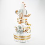 Tarta de pañales 3 pisos COCO compuesta por 52 unidades marca Dodot Sensitive T2, peluche principal gallina colección pequeña granja de Little Dutch 17cm., sonajero anillo gallina colección pequeña granja de Little Dutch, sujeta chupetes de silicona personalizado Momma, Doudou gallina colección pequeña granja de Little Dutch, mordedor de silicona bebé con figura de madera natural de haya, Cepillo y peine de madera personalizados con el nombre del bebé. Dimensiones aprox. altura 48cm x 26cm ancho. Color Mostaza