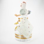 Tarta de pañales 3 pisos COCO compuesta por 52 unidades marca Dodot Sensitive T2, peluche principal gallina colección pequeña granja de Little Dutch 17cm., sonajero anillo gallina colección pequeña granja de Little Dutch, sujeta chupetes de silicona personalizado Momma, Doudou gallina colección pequeña granja de Little Dutch, mordedor de silicona bebé con figura de madera natural de haya, Cepillo y peine de madera personalizados con el nombre del bebé. Dimensiones aprox. altura 48cm x 26cm ancho. Color Mostaza