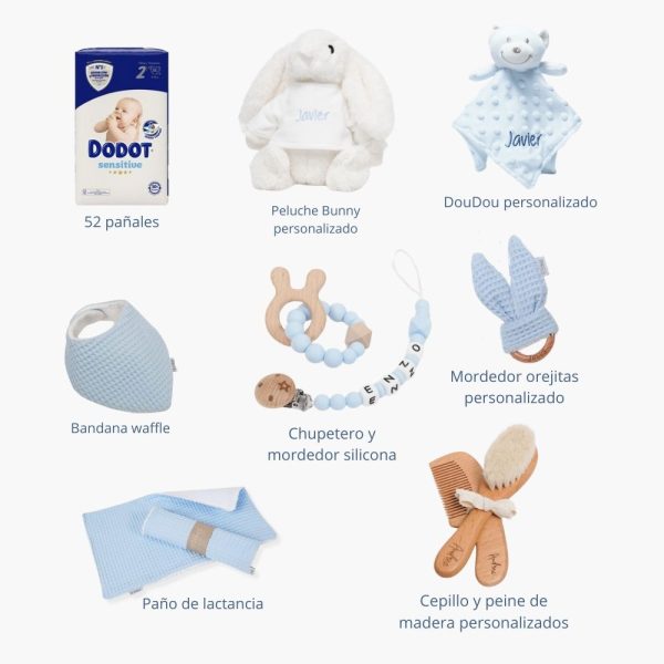 Tarta de pañales 3 pisos SPECIAL CAKE compuesto por 52 unidades marca Dodot sensitive, peluche principal conejito personalizado, sujeta chupetes de silicona Momma, mordedor orejitas piqué waffle algodón con aro de madera personalizado con el nombre del bebé, cepillo y peine para bebé de madera 100% natural personalizado con el nombre del bebé, mordedor de silicona Momma, bandana de piqué waffle y Doudou animalito personalizado con el nombre del bebé. Dimensiones altura 55cm x 26cm ancho. Color azul bebé