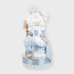 Tarta de pañales Sweet Cake de tres pisos compuesto por 52 unidades marca Dodot sensitive T2, peluche principal conejito personalizado, sujeta chupetes de silicona personalizable, mordedor orejitas piqué waffle algodón y madera personalizado, cepillo para bebé de madera 100% natural personalizado, mordedor de silicona y bandana de piqué waffle personalizable. Dimensiones altura 55cm x 26cm ancho. Color Azul