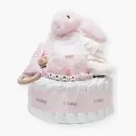 Tarta de pañales 1 piso LITTLE BUNNY compuesto por 28 unidades marca Dodot Sensitive T2, peluche principal conejito personalizado, mordedor de piqué waffle de algodón y aro de madera personalizado, sujeta chupetes de silicona modelo Momma personalizado y juego calcetines bebé de algodón. Dimensiones altura 35cm x 22cm ancho.