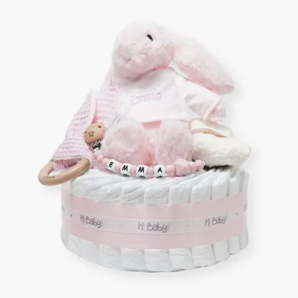 Tarta de pañales 1 piso LITTLE BUNNY compuesto por 28 unidades marca Dodot Sensitive T2, peluche principal conejito personalizado, mordedor de piqué waffle de algodón y aro de madera personalizado, sujeta chupetes de silicona modelo Momma personalizado y juego calcetines bebé de algodón. Dimensiones altura 35cm x 22cm ancho.