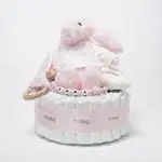 Tarta de pañales 1 piso LITTLE BUNNY compuesto por 28 unidades marca Dodot Sensitive T2, peluche principal conejito personalizado, mordedor de piqué waffle de algodón y aro de madera personalizado, sujeta chupetes de silicona modelo Momma personalizado y juego calcetines bebé de algodón. Dimensiones altura 35cm x 22cm ancho.