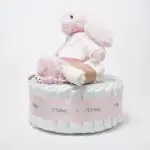Tarta de pañales 1 piso LITTLE BUNNY compuesto por 28 unidades marca Dodot Sensitive T2, peluche principal conejito personalizado, mordedor de piqué waffle de algodón y aro de madera personalizado, sujeta chupetes de silicona modelo Momma personalizado y juego calcetines bebé de algodón. Dimensiones altura 35cm x 22cm ancho.