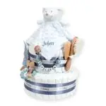 Tarta de pañales 2 pisos BABY DOUDOU compuesta por 44 unidades marca Dodot Sensitive T2, peluche principal Dou Dou personalizado, mordedor orejitas de piqué waffle algodón y madera personalizado, sujeta chupetes de silicona personalizado, cepillo y peine para bebé de madera 100% natural personalizados, mordedor de silicona y madera. Dimensiones altura 40cm x 26cm ancho.