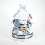 Tarta de pañales 2 pisos BABY DOUDOU compuesta por 44 unidades marca Dodot Sensitive T2, peluche principal Dou Dou personalizado, mordedor orejitas de piqué waffle algodón y madera personalizado, sujeta chupetes de silicona personalizado, cepillo y peine para bebé de madera 100% natural personalizados, mordedor de silicona y madera. Dimensiones altura 40cm x 26cm ancho.