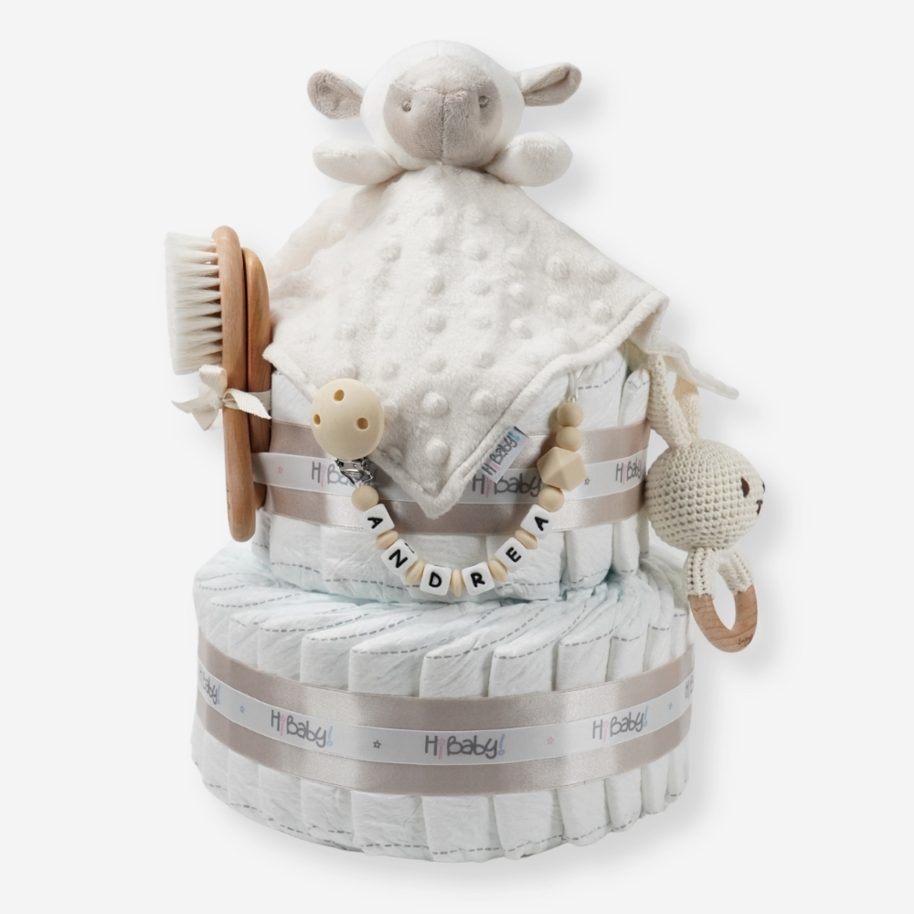 Tarta de pañales 2 pisos BABY RATTLE compuesta por 44 unidades marca Dodot, peluche principal Doudou personalizable, mordedor orejitas de crochet y madera, sujeta chupetes de silicona personalizado, conjunto de cepillo y peine bebé personalizados. Dimensiones altura 40cm x 26cm ancho. Color beige