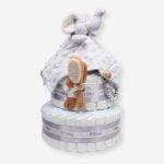 Tarta de pañales 2 pisos BABY RATTLE compuesta por 44 unidades marca Dodot, peluche principal Doudou personalizable, mordedor orejitas de crochet y madera, sujeta chupetes de silicona personalizado, conjunto de cepillo y peine bebé personalizados. Dimensiones altura 40cm x 26cm ancho. Color gris