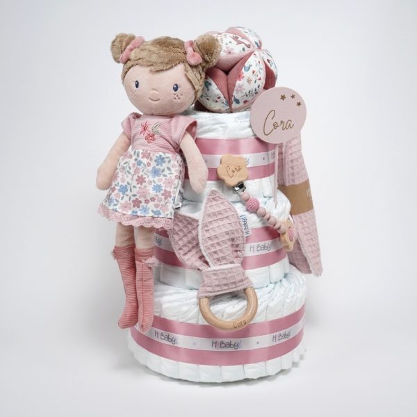Tarta de pañales de 3 pisos compuesto por 52 unidades marca Dodot sensitive, pelota sensorial Montessori de Little Dutch, mordedor orejitas de tela piqué waffle algodón y aro de madera natural personalizado con el nombre del bebé, bandana de tela piqué waffle algodón personalizable, chupetero de silicona y crochet con pinza de madera natural de haya, paño de lactancia de piqué waffle algodón, muñeca ANNA de Little Dutch 35cm. Stick de madera personalizado con el nombre del bebé. Dimensiones altura 42cm x 27cm ancho. Color Rosa palo