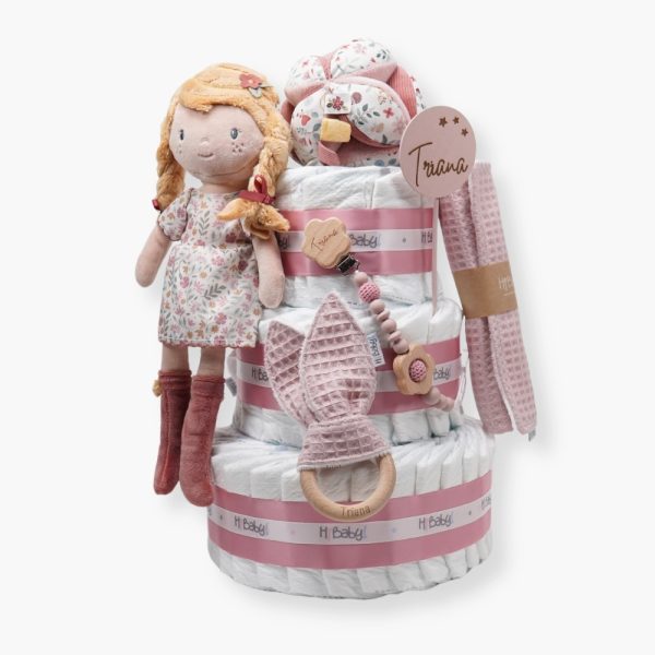 Tarta de pañales de 3 pisos compuesto por 52 unidades marca Dodot sensitive, pelota sensorial Montessori de Little Dutch, mordedor orejitas de tela piqué waffle algodón y aro de madera natural personalizado con el nombre del bebé, bandana de tela piqué waffle algodón personalizable, chupetero de silicona y crochet con pinza de madera natural de haya, paño de lactancia de piqué waffle algodón, muñeca ANNA de Little Dutch 35cm. Stick de madera personalizado con el nombre del bebé. Dimensiones altura 42cm x 27cm ancho. Color Rosa palo