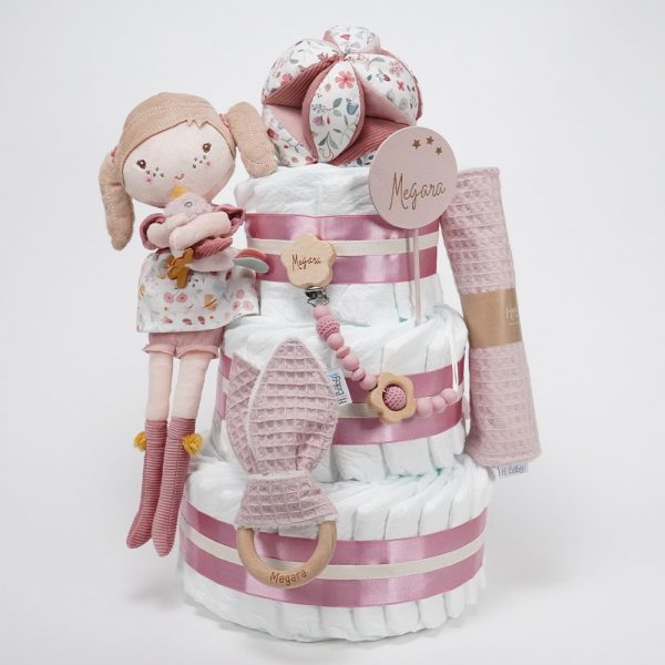 Tarta de pañales de 3 pisos compuesto por 52 unidades marca Dodot sensitive, pelota sensorial Montessori de Little Dutch, mordedor orejitas de tela piqué waffle algodón y aro de madera natural personalizado con el nombre del bebé, bandana de tela piqué waffle algodón personalizable, chupetero de silicona y crochet con pinza de madera natural de haya, paño de lactancia de piqué waffle algodón, muñeca ANNA de Little Dutch 35cm. Stick de madera personalizado con el nombre del bebé. Dimensiones altura 42cm x 27cm ancho. Color Rosa palo