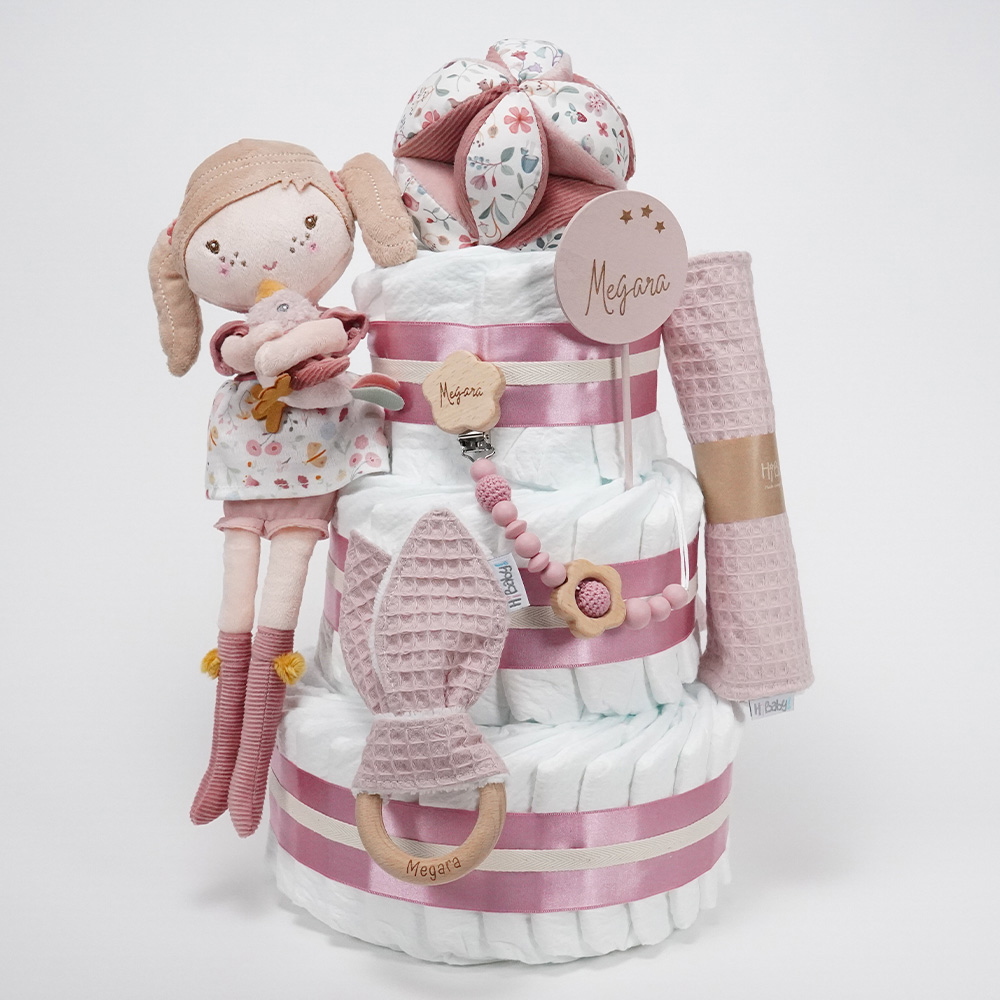 Tarta de pañales 3 pisos Anna Tarta de pañales de 3 pisos compuesto por 52 unidades marca Dodot sensitive, pelota sensorial Montessori de Little Dutch, mordedor orejitas de tela piqué waffle algodón y aro de madera natural personalizado con el nombre del bebé, bandana de tela piqué waffle algodón personalizable, chupetero de silicona y crochet con pinza de madera natural de haya, paño de lactancia de piqué waffle algodón, muñeca ANNA de Little Dutch 35cm. Stick de madera personalizado con el nombre del bebé. Dimensiones altura 42cm x 27cm ancho. Color Rosa palo