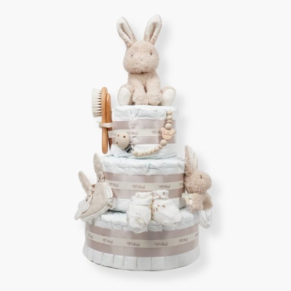 Tarta de pañales Baby Bunny 3 pisos compuesto por 52 unidades marca Dodot sensitive T2, peluche principal conejito colección Baby Bunny, Botitas patucos con estampado colección Baby Bunny, fabricados con algodón 100% orgánico. Chupetero de silicona con pinza de silicona de alta calidad, personalizado con el nombre del bebé, elaborado por Hi Baby , Sonajero anillo conejito de la colección baby bunny, de Little Dutch,Chupetero de tela muselina, colección baby bunny,Doudou muselina baby bunny de Little Dutch,Conjunto cepillo y peine bebé de madera, personalizados con su nombre. Dimensiones altura 48cm x 28cm ancho. Color Beige/Toffe