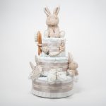 Tarta de pañales 3 pisos Baby Bunny compuesto por 52 unidades marca Dodot sensitive T2, peluche principal conejito colección Baby Bunny, Botitas patucos con estampado colección Baby Bunny, fabricados con algodón 100% orgánico. Chupetero de silicona con pinza de silicona de alta calidad, personalizado con el nombre del bebé, elaborado por Hi Baby , Sonajero anillo conejito de la colección baby bunny, de Little Dutch,Chupetero de tela muselina, colección baby bunny,Doudou muselina baby bunny de Little Dutch,Conjunto cepillo y peine bebé de madera, personalizados con su nombre. Dimensiones altura 48cm x 28cm ancho. Color Beige/Toffe