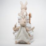 Tarta de pañales Baby Bunny 3 pisos compuesto por 52 unidades marca Dodot sensitive T2, peluche principal conejito colección Baby Bunny, Botitas patucos con estampado colección Baby Bunny, fabricados con algodón 100% orgánico. Chupetero de silicona con pinza de silicona de alta calidad, personalizado con el nombre del bebé, elaborado por Hi Baby , Sonajero anillo conejito de la colección baby bunny, de Little Dutch,Chupetero de tela muselina, colección baby bunny,Doudou muselina baby bunny de Little Dutch,Conjunto cepillo y peine bebé de madera, personalizados con su nombre. Dimensiones altura 48cm x 28cm ancho. Color Beige/Toffe