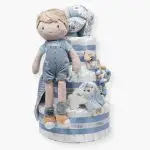 Tarta de pañales de 3 pisos JIMMY compuesto por 52 unidades marca Dodot sensitive, pelota sensorial Montessori de Little Dutch, chupetero de silicona, mordedor de silicona con figura de madera natural de haya, muñeco JIMMY de Little Dutch 35cm., Chupetero muselina buho de Little Dutch, Doudou Sailors bay de Little Dutch, stick de madera personalizado con el nombre del bebé. Dimensiones altura 42cm x 27cm ancho. Color Azul jean