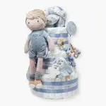 Tarta de pañales de 3 pisos JIMMY compuesto por 52 unidades marca Dodot sensitive, pelota sensorial Montessori de Little Dutch, chupetero de silicona, mordedor de silicona con figura de madera natural de haya, muñeco JIMMY de Little Dutch 35cm., Chupetero muselina buho de Little Dutch, Doudou Sailors bay de Little Dutch, stick de madera personalizado con el nombre del bebé. Dimensiones altura 42cm x 27cm ancho. Color Azul jean