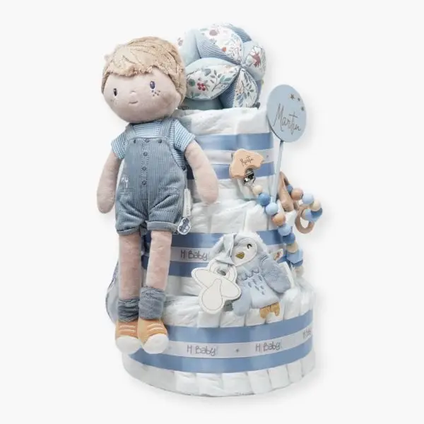 Tarta de pañales de 3 pisos JIMMY compuesto por 52 unidades marca Dodot sensitive, pelota sensorial Montessori de Little Dutch, chupetero de silicona, mordedor de silicona con figura de madera natural de haya, muñeco JIMMY de Little Dutch 35cm., Chupetero muselina buho de Little Dutch, Doudou Sailors bay de Little Dutch, stick de madera personalizado con el nombre del bebé. Dimensiones altura 42cm x 27cm ancho. Color Azul jean