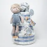 Tarta de pañales de 3 pisos JIMMY compuesto por 52 unidades marca Dodot sensitive, pelota sensorial Montessori de Little Dutch, chupetero de silicona, mordedor de silicona con figura de madera natural de haya, muñeco JIMMY de Little Dutch 35cm., Chupetero muselina buho de Little Dutch, Doudou Sailors bay de Little Dutch, stick de madera personalizado con el nombre del bebé. Dimensiones altura 42cm x 27cm ancho. Color Azul jean