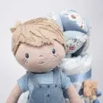 Tarta de pañales de 3 pisos JIMMY compuesto por 52 unidades marca Dodot sensitive, pelota sensorial Montessori de Little Dutch, chupetero de silicona, mordedor de silicona con figura de madera natural de haya, muñeco JIMMY de Little Dutch 35cm., Chupetero muselina buho de Little Dutch, Doudou Sailors bay de Little Dutch, stick de madera personalizado con el nombre del bebé. Dimensiones altura 42cm x 27cm ancho. Color Azul jean