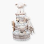 Tarta de pañales Ovejita 3 pisos compuesto por 52 unidades marca Dodot sensitive T2, peluche principal Ovejita de Little Dutch,Chupetero de silicona con pinza de silicona de alta calidad, personalizado con el nombre del bebé elaborado por Hi Baby, Sonajero ovejita de Little Dutch, Doudou ovejita de Little Dutch,Conjunto cepillo y peine bebé de madera, personalizados con su nombre. Dimensiones altura 48cm x 28cm ancho. Color Beige/Toffe