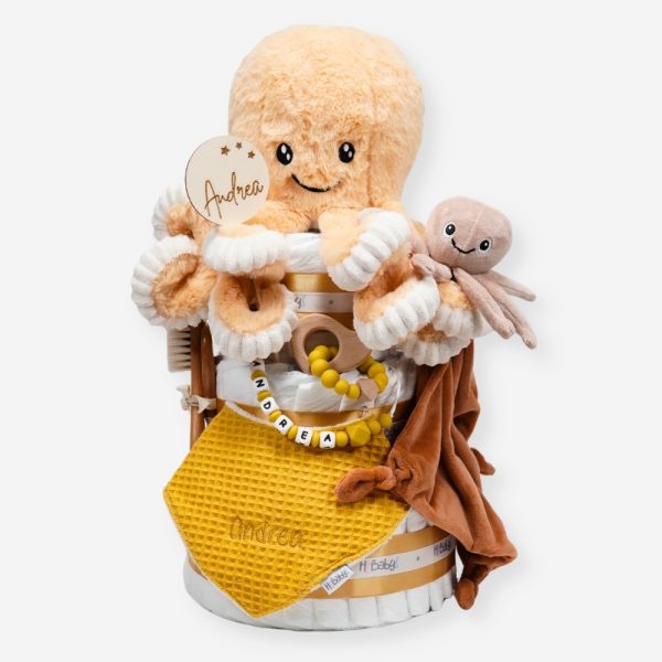 Tarta de pañales de tres pisos compuesto por 52 unidades marca Dodot sensitive, peluche principal Pulpo dorado 40cm, increiblemente suave y decorativo, chupetero de silicona con pinza de silicona de grado alimentario libre de BPA, PVC, Ftalatos, cadmio y plomo, mordedor de silicona con figura de madera natural haya, bandana secababitas de piqué waffle, chupetero de tela estrella de Little Dutch 15cm x 15cm, cepillo y peine personalizados con el nombre del bebé de madera natural, sonajero conejo orejitas de Artesavi 35cm, stick de madera personalizado con el nombre del bebé. Dimensiones altura 45cm x 26cm ancho. Color Melocotón