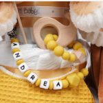 Tarta de pañales de tres pisos compuesto por 52 unidades marca Dodot sensitive, peluche principal Pulpo dorado 40cm, increiblemente suave y decorativo, chupetero de silicona con pinza de silicona de grado alimentario libre de BPA, PVC, Ftalatos, cadmio y plomo, mordedor de silicona con figura de madera natural haya, bandana secababitas de piqué waffle, chupetero de tela estrella de Little Dutch 15cm x 15cm, cepillo y peine personalizados con el nombre del bebé de madera natural, sonajero conejo orejitas de Artesavi 35cm, stick de madera personalizado con el nombre del bebé. Dimensiones altura 45cm x 26cm ancho. Color Melocotón