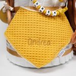 Tarta de pañales de tres pisos compuesto por 52 unidades marca Dodot sensitive, peluche principal Pulpo dorado 40cm, increiblemente suave y decorativo, chupetero de silicona con pinza de silicona de grado alimentario libre de BPA, PVC, Ftalatos, cadmio y plomo, mordedor de silicona con figura de madera natural haya, bandana secababitas de piqué waffle, chupetero de tela estrella de Little Dutch 15cm x 15cm, cepillo y peine personalizados con el nombre del bebé de madera natural, sonajero conejo orejitas de Artesavi 35cm, stick de madera personalizado con el nombre del bebé. Dimensiones altura 45cm x 26cm ancho. Color Melocotón