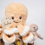 Tarta de pañales de tres pisos compuesto por 52 unidades marca Dodot sensitive, peluche principal Pulpo dorado 40cm, increiblemente suave y decorativo, chupetero de silicona con pinza de silicona de grado alimentario libre de BPA, PVC, Ftalatos, cadmio y plomo, mordedor de silicona con figura de madera natural haya, bandana secababitas de piqué waffle, chupetero de tela estrella de Little Dutch 15cm x 15cm, cepillo y peine personalizados con el nombre del bebé de madera natural, sonajero conejo orejitas de Artesavi 35cm, stick de madera personalizado con el nombre del bebé. Dimensiones altura 45cm x 26cm ancho. Color Melocotón