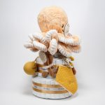 Tarta de pañales de tres pisos compuesto por 52 unidades marca Dodot sensitive, peluche principal Pulpo dorado 40cm, increiblemente suave y decorativo, chupetero de silicona con pinza de silicona de grado alimentario libre de BPA, PVC, Ftalatos, cadmio y plomo, mordedor de silicona con figura de madera natural haya, bandana secababitas de piqué waffle, chupetero de tela estrella de Little Dutch 15cm x 15cm, cepillo y peine personalizados con el nombre del bebé de madera natural, sonajero conejo orejitas de Artesavi 35cm, stick de madera personalizado con el nombre del bebé. Dimensiones altura 45cm x 26cm ancho. Color Melocotón