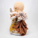 Tarta de pañales de tres pisos compuesto por 52 unidades marca Dodot sensitive, peluche principal Pulpo dorado 40cm, increiblemente suave y decorativo, chupetero de silicona con pinza de silicona de grado alimentario libre de BPA, PVC, Ftalatos, cadmio y plomo, mordedor de silicona con figura de madera natural haya, bandana secababitas de piqué waffle, chupetero de tela estrella de Little Dutch 15cm x 15cm, cepillo y peine personalizados con el nombre del bebé de madera natural, sonajero conejo orejitas de Artesavi 35cm, stick de madera personalizado con el nombre del bebé. Dimensiones altura 45cm x 26cm ancho. Color Melocotón