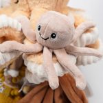 Tarta de pañales de tres pisos compuesto por 52 unidades marca Dodot sensitive, peluche principal Pulpo dorado 40cm, increiblemente suave y decorativo, chupetero de silicona con pinza de silicona de grado alimentario libre de BPA, PVC, Ftalatos, cadmio y plomo, mordedor de silicona con figura de madera natural haya, bandana secababitas de piqué waffle, chupetero de tela estrella de Little Dutch 15cm x 15cm, cepillo y peine personalizados con el nombre del bebé de madera natural, sonajero conejo orejitas de Artesavi 35cm, stick de madera personalizado con el nombre del bebé. Dimensiones altura 45cm x 26cm ancho. Color Melocotón