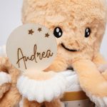 Tarta de pañales de tres pisos compuesto por 52 unidades marca Dodot sensitive, peluche principal Pulpo dorado 40cm, increiblemente suave y decorativo, chupetero de silicona con pinza de silicona de grado alimentario libre de BPA, PVC, Ftalatos, cadmio y plomo, mordedor de silicona con figura de madera natural haya, bandana secababitas de piqué waffle, chupetero de tela estrella de Little Dutch 15cm x 15cm, cepillo y peine personalizados con el nombre del bebé de madera natural, sonajero conejo orejitas de Artesavi 35cm, stick de madera personalizado con el nombre del bebé. Dimensiones altura 45cm x 26cm ancho. Color Melocotón