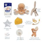 Tarta de pañales de tres pisos compuesto por 52 unidades marca Dodot sensitive, peluche principal Pulpo dorado 40cm, increiblemente suave y decorativo, chupetero de silicona con pinza de silicona de grado alimentario libre de BPA, PVC, Ftalatos, cadmio y plomo, mordedor de silicona con figura de madera natural haya, bandana secababitas de piqué waffle, chupetero de tela estrella de Little Dutch 15cm x 15cm, cepillo y peine personalizados con el nombre del bebé de madera natural, sonajero conejo orejitas de Artesavi 35cm, stick de madera personalizado con el nombre del bebé. Dimensiones altura 45cm x 26cm ancho. Color Melocotón