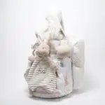 Tarta pañales V. Sunny Champagne compuesto por 84 unidades marca Dodot, peluche principal Mocca de Teddykompaniet 25 cm, chupetero de silicona de grado alimentario libre de BPA, PVC, Ftalatos, cadmio y plomo, bandana secababitas, chupete personalizado, mordedor orejitas y capa de baño de piqué waffle personalizada de Hi Baby, Doudou baby bunny personalizado, conjunto de cepillo y peine de madera personalizado hecho con materiales 100% naturales de lana de cabra y madera de haya, ofreciendo una experiencia cómoda y suave para tu bebé. Ideal para el cuero cabelludo sensible de los más pequeños, guardachupetes de silicona perfecto para guardar el chupete cuando no se está usando, body de babidu personalizado con el dibujo de un conejito y el nombre del bebé. Dimensiones altura 56cm x 30cm ancho. Color Champagne