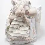 Tarta pañales V. Sunny Champagne compuesto por 84 unidades marca Dodot, peluche principal Mocca de Teddykompaniet 25 cm, chupetero de silicona de grado alimentario libre de BPA, PVC, Ftalatos, cadmio y plomo, bandana secababitas, chupete personalizado, mordedor orejitas y capa de baño de piqué waffle personalizada de Hi Baby, Doudou baby bunny personalizado, conjunto de cepillo y peine de madera personalizado hecho con materiales 100% naturales de lana de cabra y madera de haya, ofreciendo una experiencia cómoda y suave para tu bebé. Ideal para el cuero cabelludo sensible de los más pequeños, guardachupetes de silicona perfecto para guardar el chupete cuando no se está usando, body de babidu personalizado con el dibujo de un conejito y el nombre del bebé. Dimensiones altura 56cm x 30cm ancho. Color Champagne