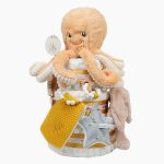 Tarta de pañales de tres pisos compuesto por 52 unidades marca Dodot sensitive, peluche principal Pulpo dorado 40cm, increiblemente suave y decorativo, chupetero de silicona con pinza de silicona de grado alimentario libre de BPA, PVC, Ftalatos, cadmio y plomo, mordedor de silicona con figura de madera natural haya, bandana secababitas de piqué waffle, chupetero de tela estrella de Little Dutch 15cm x 15cm, cepillo y peine personalizados con el nombre del bebé de madera natural, sonajero conejo orejitas de Artesavi 35cm, stick de madera personalizado con el nombre del bebé. Dimensiones altura 45cm x 26cm ancho. Color Melocotón