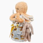 Tarta de pañales de tres pisos compuesto por 52 unidades marca Dodot sensitive, peluche principal Pulpo dorado 40cm, increiblemente suave y decorativo, chupetero de silicona con pinza de silicona de grado alimentario libre de BPA, PVC, Ftalatos, cadmio y plomo, mordedor de silicona con figura de madera natural haya, bandana secababitas de piqué waffle, chupetero de tela estrella de Little Dutch 15cm x 15cm, cepillo y peine personalizados con el nombre del bebé de madera natural, sonajero conejo orejitas de Artesavi 35cm, stick de madera personalizado con el nombre del bebé. Dimensiones altura 45cm x 26cm ancho. Color Melocotón
