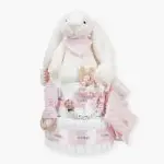 Tarta de pañales de dos pisos compuesta por 44 unidades marca Dodot sensitive, peluche principal conejito con bandana personalizada , mordedor orejitas de piqué waffle, algodón y madera personalizado, sujeta chupetes de silicona personalizado, cepillo y peine para bebé de madera 100% natural personalizados, bandana de piqué waffle y algodón, mordedor de silicona y madera, dou dou animalito. Dimensiones altura 45cm x 26cm ancho.