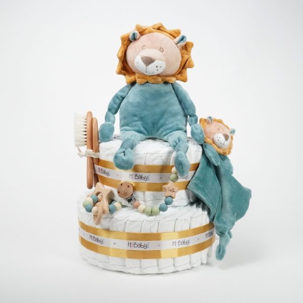 Tarta de pañales Baby Lion regalo bebé recién nacido compuesta por.- 44 unidades marca Dodot sensitive T2, peluche principal bebé león, mordedor de silicona con figuras de madera de haya, chupetero de silicona y madera con figurita personalizada, conjunto de cepillo y peine de madera personalizados, chupetero de tela algodón y coralina extrasuave 20cm x 20cm, estampado original Selva. Dimensiones altura 42cm x 26cm ancho. Peluche León apto para +0 meses, producido con tejidos muy suaves y detalles bordados, ojos y nariz, divertido peluche fácil de coger para las manos más pequeñas con certificados adicionales a los obligatorios como los de saliva y exclusión de tintes tóxicos en los tejidos, con la máxima garantía para los mas pequeños. Está fabricado en material de alta calidad muy suave y apto para el bebé. Superficie lavable. Homologación europea EN71-1- Lavado: a mano o máquina a 30° C, Se recomienda utilizar un programa y detergente suave. No utilizar secadora. Medida 32cm. Peso del producto 200 g.