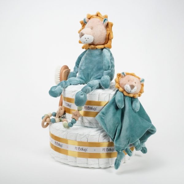 Tarta de pañales Baby Lion regalo bebé recién nacido compuesta por.- 44 unidades marca Dodot sensitive T2, peluche principal bebé león, mordedor de silicona con figuras de madera de haya, chupetero de silicona y madera con figurita personalizada, conjunto de cepillo y peine de madera personalizados, chupetero de tela algodón y coralina extrasuave 20cm x 20cm, estampado original Selva. Dimensiones altura 42cm x 26cm ancho. Peluche León apto para +0 meses, producido con tejidos muy suaves y detalles bordados, ojos y nariz, divertido peluche fácil de coger para las manos más pequeñas con certificados adicionales a los obligatorios como los de saliva y exclusión de tintes tóxicos en los tejidos, con la máxima garantía para los mas pequeños. Está fabricado en material de alta calidad muy suave y apto para el bebé. Superficie lavable. Homologación europea EN71-1- Lavado: a mano o máquina a 30° C, Se recomienda utilizar un programa y detergente suave. No utilizar secadora. Medida 32cm. Peso del producto 200 g.