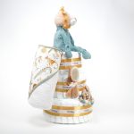 Tarta de pañales Baby Lion 3Pisos regalo bebé recién nacido compuesta por.- 52 unidades marca Dodot sensitive T2, peluche principal bebé león, mordedor de silicona con figuras de madera de haya, chupetero de silicona y madera con figurita personalizada, conjunto de cepillo y peine de madera personalizados, chupetero de tela algodón y coralina extrasuave 20cm x 20cm, estampado original Selva. Sonajero crochet figurita león con aro de madera personalizado con el nombre del bebé, toalla capa de baño Selva de Hi Baby! 100% algodón.medidas 80cm x 80 cm Dimensiones tarta, altura 42cm x 26cm ancho. Peluche León apto para +0 meses, producido con tejidos muy suaves y detalles bordados, ojos y nariz, divertido peluche fácil de coger para las manos más pequeñas con certificados adicionales a los obligatorios como los de saliva y exclusión de tintes tóxicos en los tejidos, con la máxima garantía para los mas pequeños. Está fabricado en material de alta calidad muy suave y apto para el bebé. Superficie lavable. Homologación europea EN71-1- Lavado: a mano o máquina a 30° C, Se recomienda utilizar un programa y detergente suave. No utilizar secadora. Medida 32cm. Peso del producto 200 g.