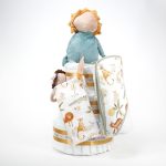 Tarta de pañales Baby Lion 3Pisos regalo bebé recién nacido compuesta por.- 52 unidades marca Dodot sensitive T2, peluche principal bebé león, mordedor de silicona con figuras de madera de haya, chupetero de silicona y madera con figurita personalizada, conjunto de cepillo y peine de madera personalizados, chupetero de tela algodón y coralina extrasuave 20cm x 20cm, estampado original Selva. Sonajero crochet figurita león con aro de madera personalizado con el nombre del bebé, toalla capa de baño Selva de Hi Baby! 100% algodón.medidas 80cm x 80 cm Dimensiones tarta, altura 42cm x 26cm ancho. Peluche León apto para +0 meses, producido con tejidos muy suaves y detalles bordados, ojos y nariz, divertido peluche fácil de coger para las manos más pequeñas con certificados adicionales a los obligatorios como los de saliva y exclusión de tintes tóxicos en los tejidos, con la máxima garantía para los mas pequeños. Está fabricado en material de alta calidad muy suave y apto para el bebé. Superficie lavable. Homologación europea EN71-1- Lavado: a mano o máquina a 30° C, Se recomienda utilizar un programa y detergente suave. No utilizar secadora. Medida 32cm. Peso del producto 200 g.