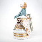 Tarta de pañales Baby Lion 3Pisos regalo bebé recién nacido compuesta por.- 52 unidades marca Dodot sensitive T2, peluche principal bebé león, mordedor de silicona con figuras de madera de haya, chupetero de silicona y madera con figurita personalizada, conjunto de cepillo y peine de madera personalizados, chupetero de tela algodón y coralina extrasuave 20cm x 20cm, estampado original Selva. Sonajero crochet figurita león con aro de madera personalizado con el nombre del bebé, toalla capa de baño Selva de Hi Baby! 100% algodón.medidas 80cm x 80 cm Dimensiones tarta, altura 42cm x 26cm ancho. Peluche León apto para +0 meses, producido con tejidos muy suaves y detalles bordados, ojos y nariz, divertido peluche fácil de coger para las manos más pequeñas con certificados adicionales a los obligatorios como los de saliva y exclusión de tintes tóxicos en los tejidos, con la máxima garantía para los mas pequeños. Está fabricado en material de alta calidad muy suave y apto para el bebé. Superficie lavable. Homologación europea EN71-1- Lavado: a mano o máquina a 30° C, Se recomienda utilizar un programa y detergente suave. No utilizar secadora. Medida 32cm. Peso del producto 200 g.