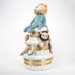 Tarta de pañales Baby Lion 3Pisos regalo bebé recién nacido compuesta por.- 52 unidades marca Dodot sensitive T2, peluche principal bebé león, mordedor de silicona con figuras de madera de haya, chupetero de silicona y madera con figurita personalizada, conjunto de cepillo y peine de madera personalizados, chupetero de tela algodón y coralina extrasuave 20cm x 20cm, estampado original Selva. Sonajero crochet figurita león con aro de madera personalizado con el nombre del bebé, toalla capa de baño Selva de Hi Baby! 100% algodón.medidas 80cm x 80 cm Dimensiones tarta, altura 42cm x 26cm ancho. Peluche León apto para +0 meses, producido con tejidos muy suaves y detalles bordados, ojos y nariz, divertido peluche fácil de coger para las manos más pequeñas con certificados adicionales a los obligatorios como los de saliva y exclusión de tintes tóxicos en los tejidos, con la máxima garantía para los mas pequeños. Está fabricado en material de alta calidad muy suave y apto para el bebé. Superficie lavable. Homologación europea EN71-1- Lavado: a mano o máquina a 30° C, Se recomienda utilizar un programa y detergente suave. No utilizar secadora. Medida 32cm. Peso del producto 200 g.