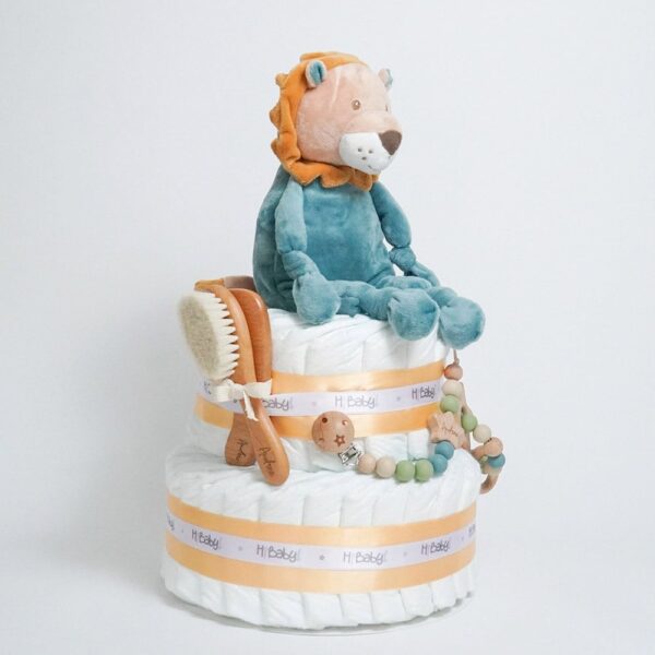 Tarta de pañales Baby Lion regalo bebé recién nacido compuesta por.- 44 unidades marca Dodot sensitive T2, peluche principal bebé león, mordedor de silicona con figuras de madera de haya, chupetero de silicona y madera con figurita personalizada, conjunto de cepillo y peine de madera personalizados, chupetero de tela algodón y coralina extrasuave 20cm x 20cm, estampado original Selva. Dimensiones altura 42cm x 26cm ancho. Peluche León apto para +0 meses, producido con tejidos muy suaves y detalles bordados, ojos y nariz, divertido peluche fácil de coger para las manos más pequeñas con certificados adicionales a los obligatorios como los de saliva y exclusión de tintes tóxicos en los tejidos, con la máxima garantía para los mas pequeños. Está fabricado en material de alta calidad muy suave y apto para el bebé. Superficie lavable. Homologación europea EN71-1- Lavado: a mano o máquina a 30° C, Se recomienda utilizar un programa y detergente suave. No utilizar secadora. Medida 32cm. Peso del producto 200 g.